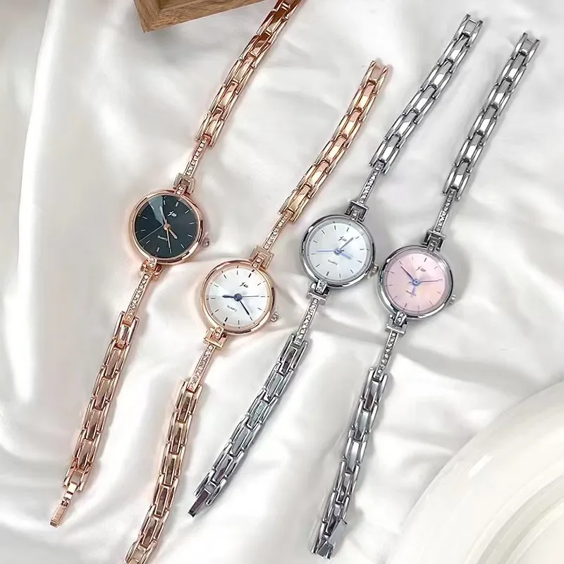 Strap bracelet round dial quartz watch
