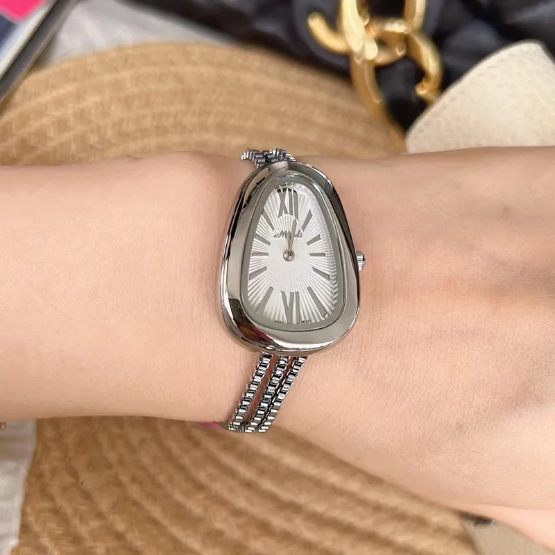 Geometric buckle quartz watch