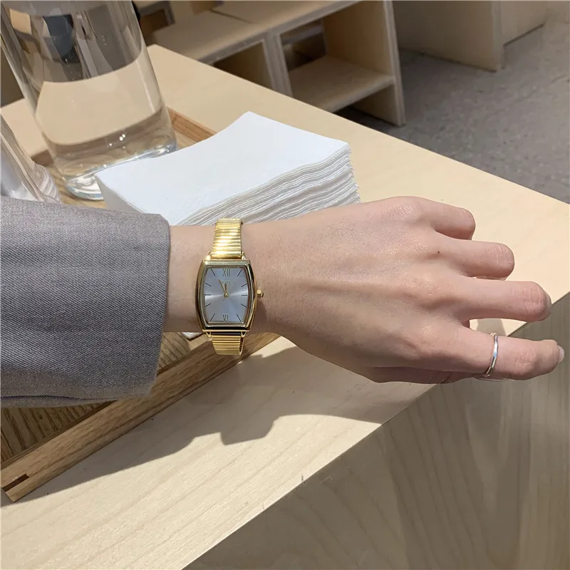 Retro horseshoe buckle quartz watch