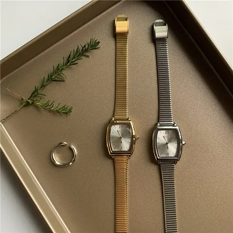 Retro horseshoe buckle quartz watch