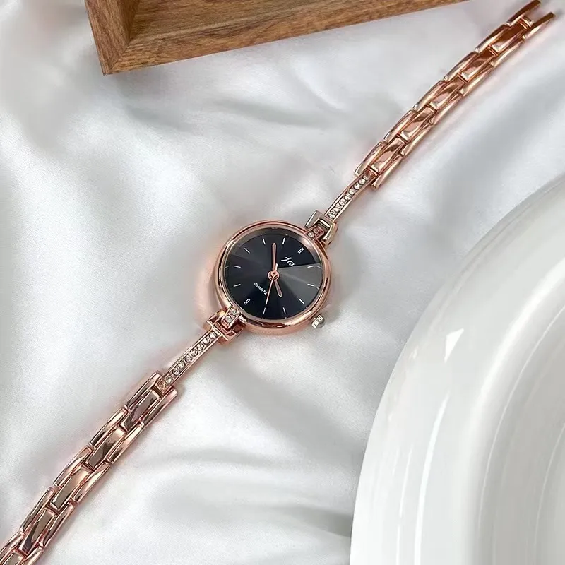 Strap bracelet round dial quartz watch