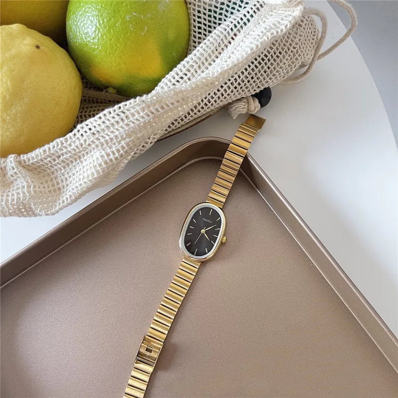 Classic block quartz watch