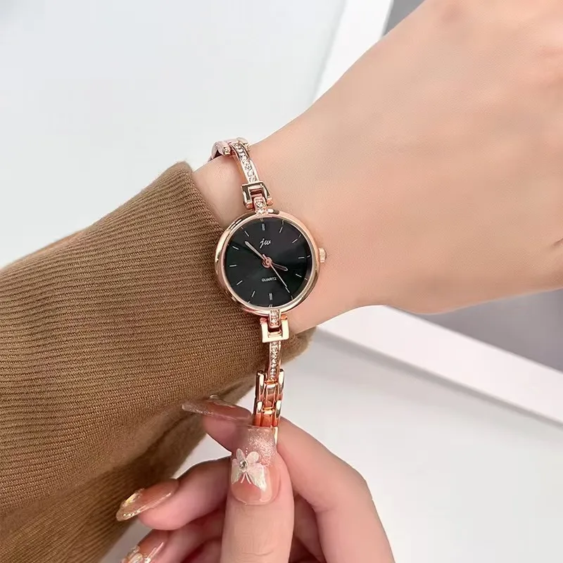 Strap bracelet round dial quartz watch
