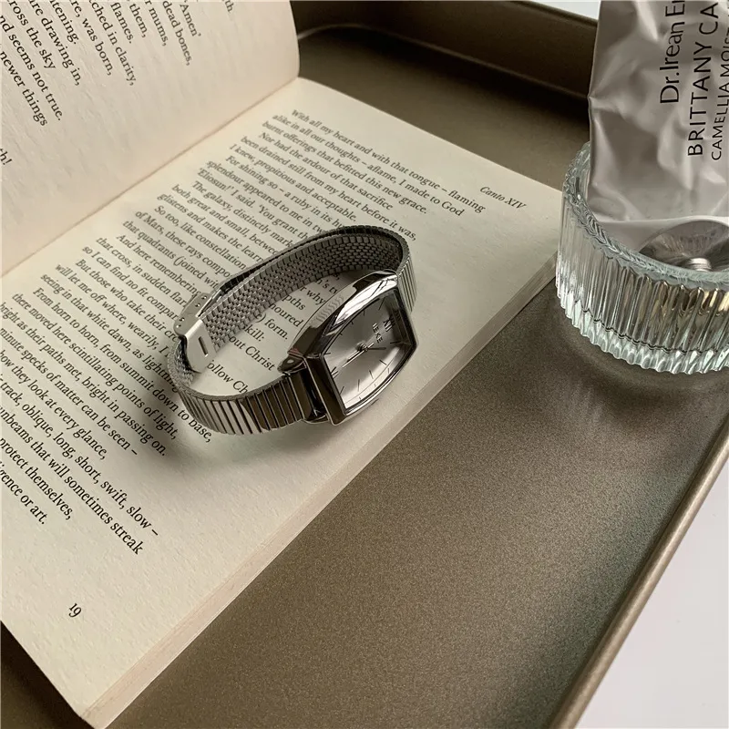 Retro horseshoe buckle quartz watch