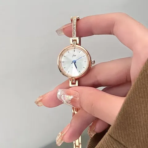 Strap bracelet round dial quartz watch