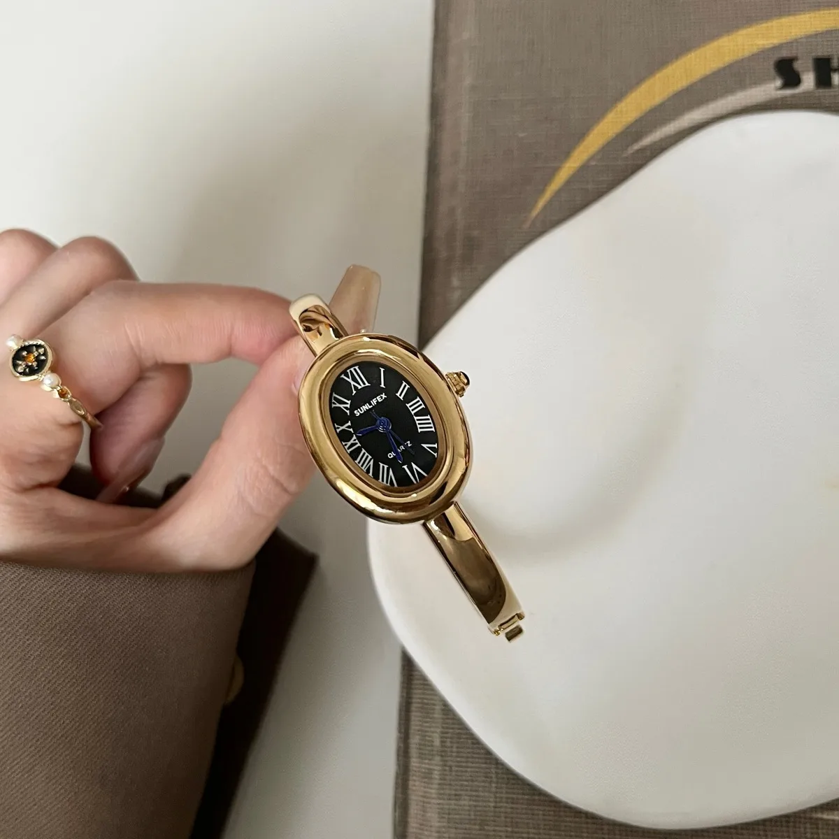 Buckle Stainless-steel strap quartz watch