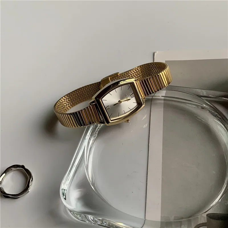 Retro horseshoe buckle quartz watch