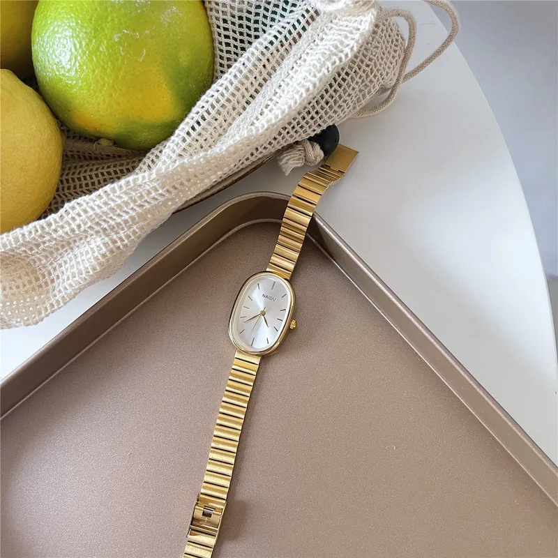 Classic block quartz watch