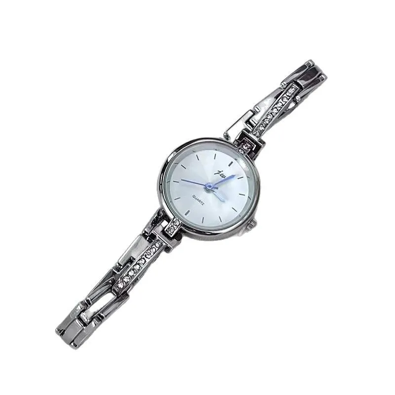 Strap bracelet round dial quartz watch